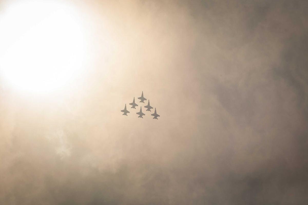 Cercle de membres applaudissant après une joute amicale